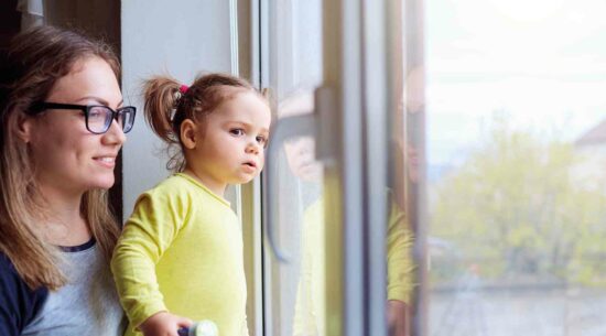 ambiance_fille-mere-fenetre_bailleur-social_bordeaux-toulouse_hlm_logement_louer-acheter